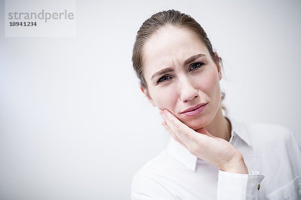 Junge Frau mit Zahnschmerzen