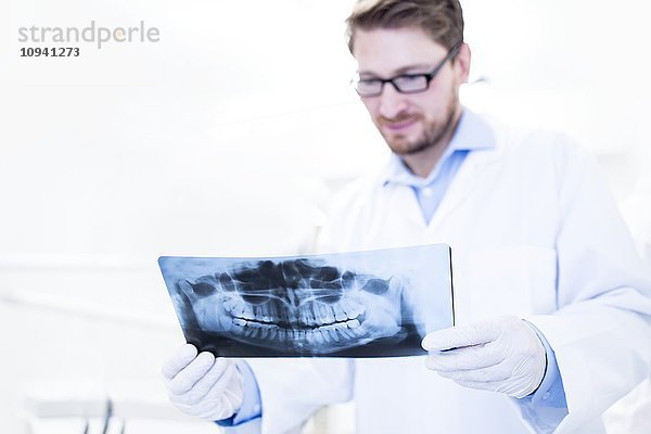 Zahnarzt und Assistentin mit Röntgenbild