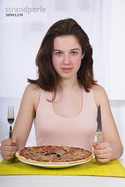 Teenager-Mädchen mit einem Pizzateller