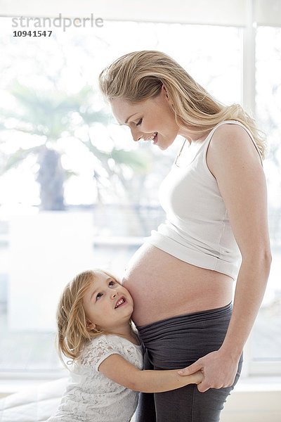 Mädchen mit schwangerer Mutter
