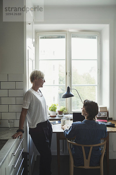 Industriedesigner diskutieren im Home Office