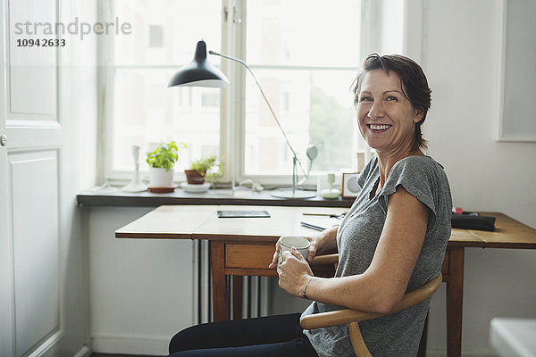 Seitenansicht Porträt eines glücklichen Industriedesigners im Home Office