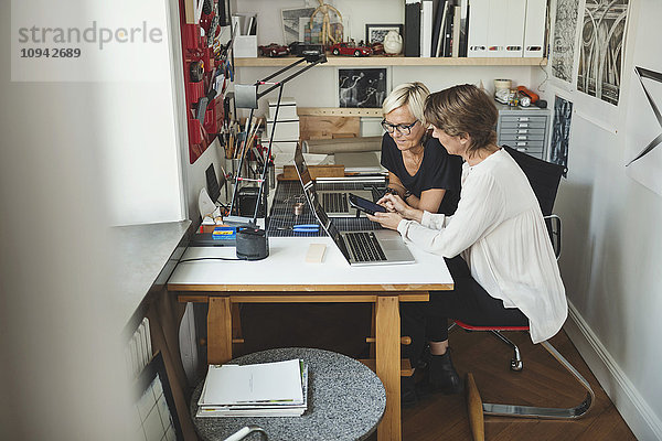 Architektinnen diskutieren über Solarprodukt im Home Office