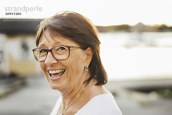 Porträt einer selbstbewussten Seniorin mit einem Lächeln im Freien
