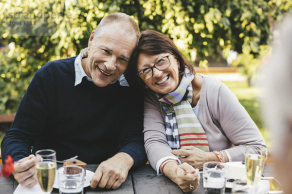 Porträt eines liebenden Seniorenpaares beim Dessert am Kaffeetisch