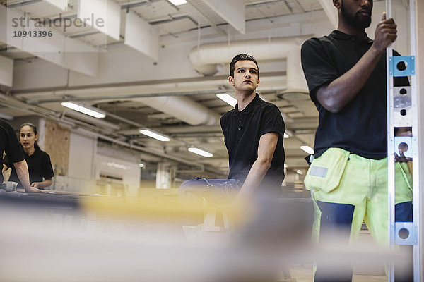 Schreinerei-Schüler in der Werkstatt