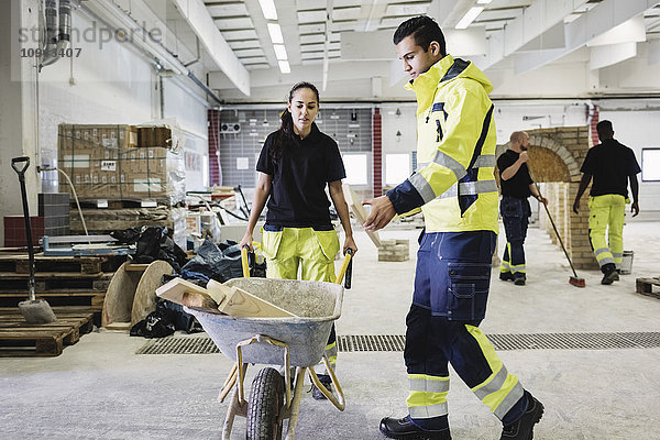 Schreiner und Lehrer auf der Baustelle