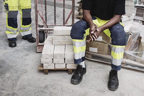 Niedrige Schreinerei mit gestapelten Ziegeln auf der Baustelle