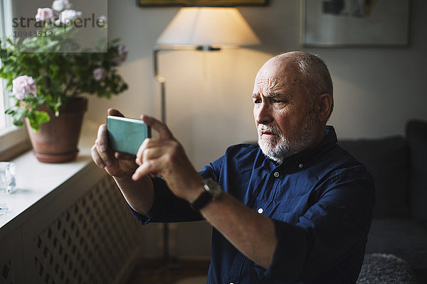 Seniorenfotografie per Handy zu Hause