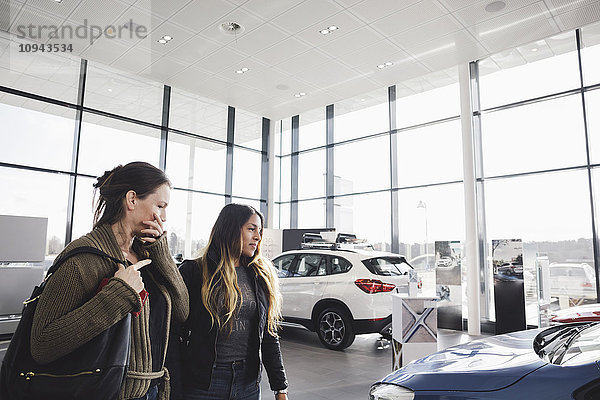 Freunde suchen und wählen Auto im Showroom