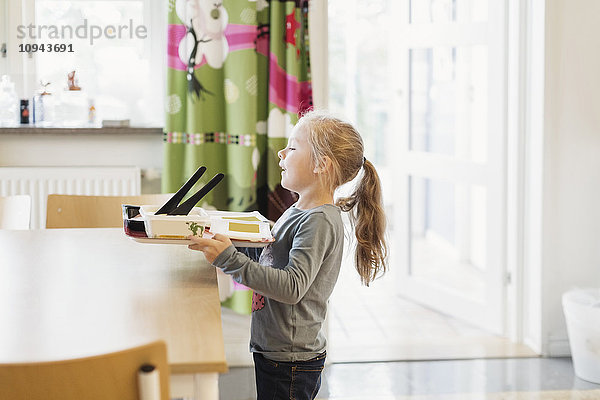 Mädchen mit Essenstablett in der Vorschule