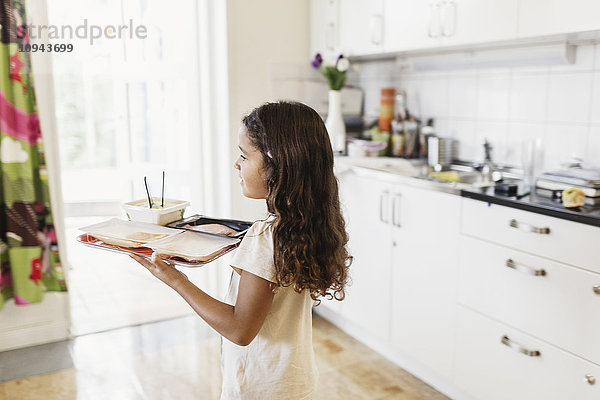 Mädchen mit Essen im Tablett in der Kindertagesstätte