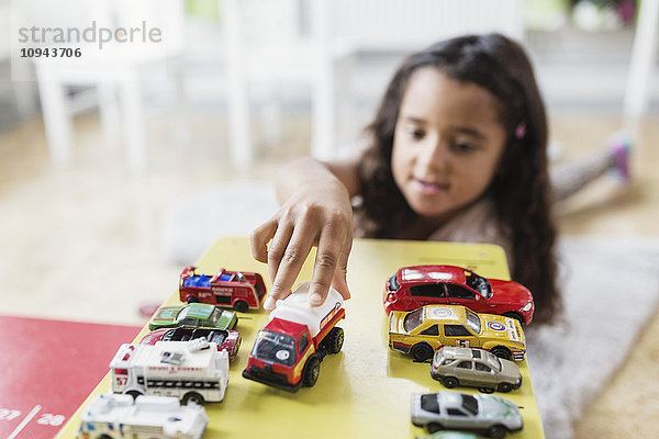 Mädchen spielen mit Spielzeugauto in der Kindertagesstätte