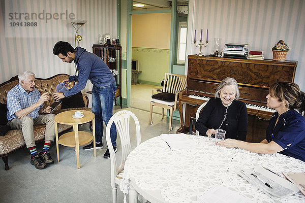 Betreuerinnen und Betreuer für Senioren im Pflegeheim