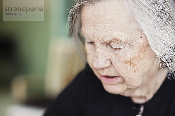 Nahaufnahme der nachdenklichen Seniorin im Pflegeheim