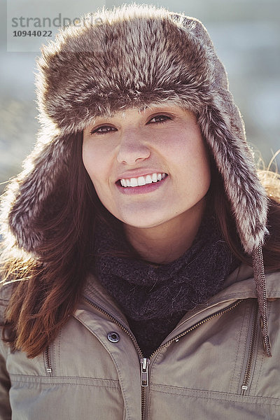 Porträt von glücklichen Frauen in warmer Kleidung  die im Winter im Freien stehen.