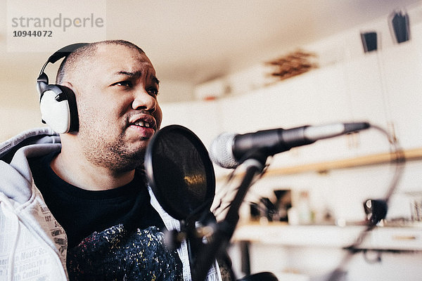 Behinderte Sängerin beim Aufnehmen von Musik im Studio