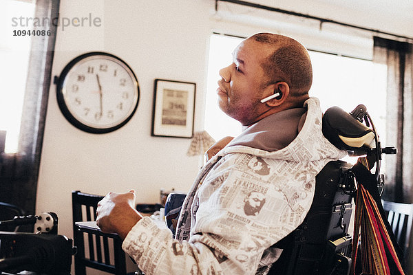 Behinderter Musiker im Rollstuhl im Musikstudio