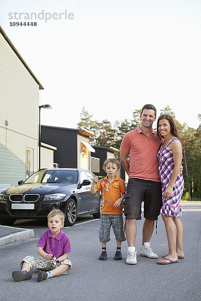 Porträt einer glücklichen Familie auf der Straße