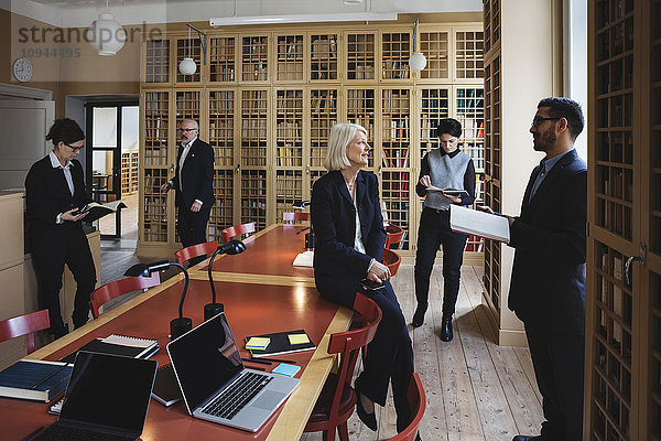 Juristinnen und Juristen recherchieren im Vorstandszimmer der Bibliothek