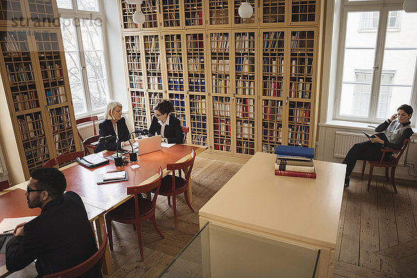 Ansicht der Anwälte  die im Sitzungssaal der Bibliothek arbeiten