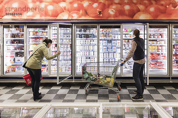 Paarwahl im Kühlregal im Supermarkt