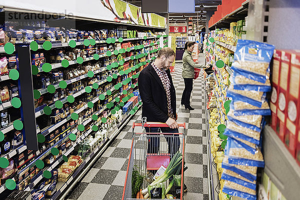Mann und Frau beim Einkaufen im Lebensmittelgeschäft