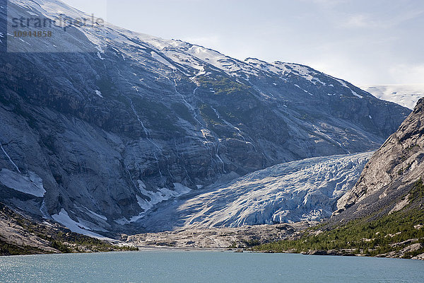 Berg an einem See.