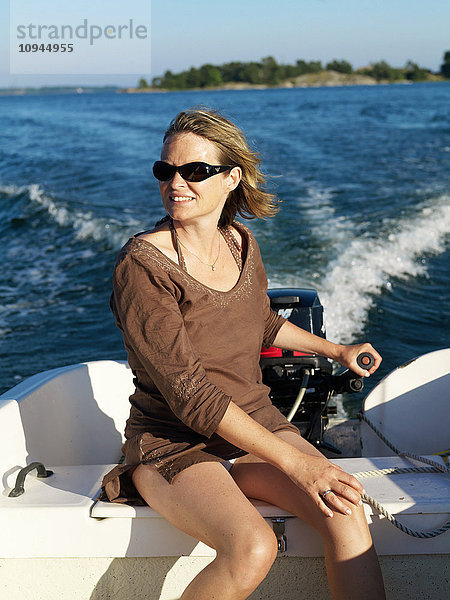 Frau in Motorboot sitzend