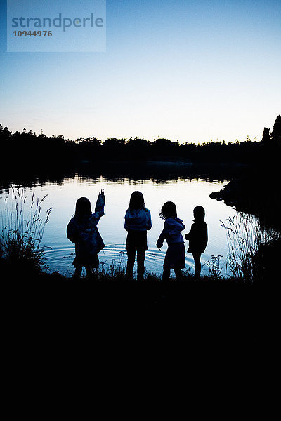 Kinder vergnügen sich am See