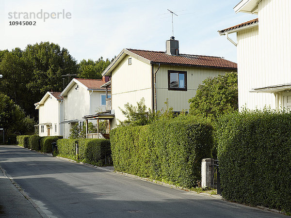 Villen in Reihe neben der Straße