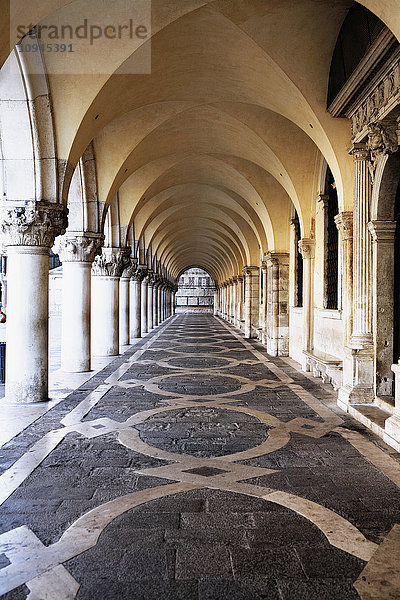 Italien  Venedig  Bogengang im Dogenpalast