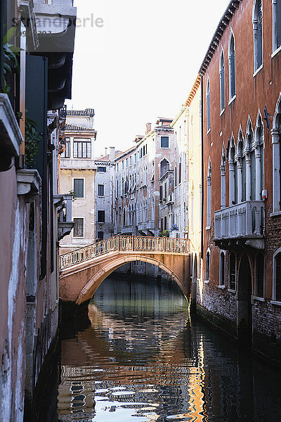 Italien  Venedig  Bogenbrücke über den Kanal