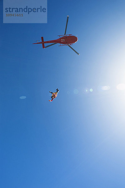 Fallschirmspringer springt aus Hubschrauber