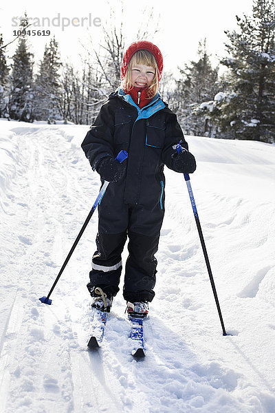 Glückliches Mädchen beim Skifahren