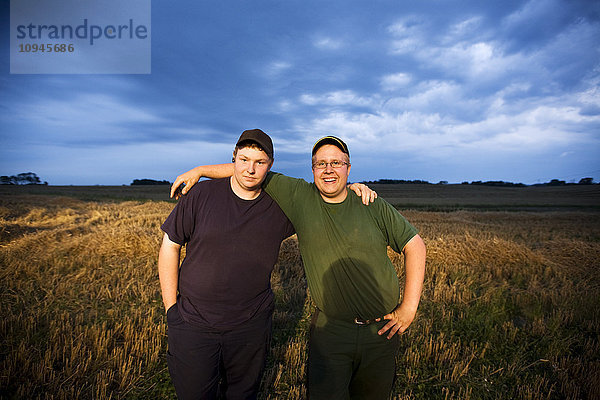 Zwei Bauern stehen auf einem Feld