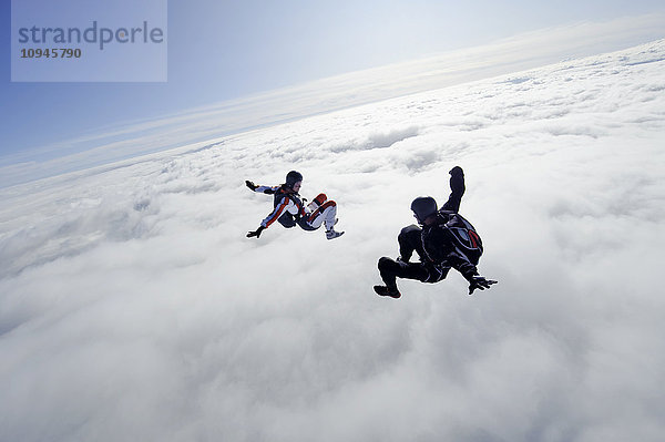 Zwei Menschen fliegen über den Wolken
