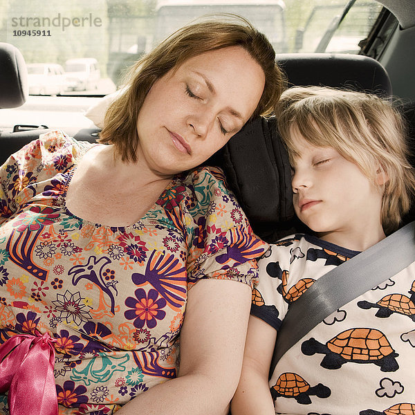 Mutter und Sohn schlafen im Auto