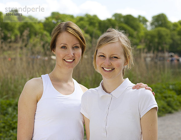 Zwei junge Frauen lächelnd  Porträt