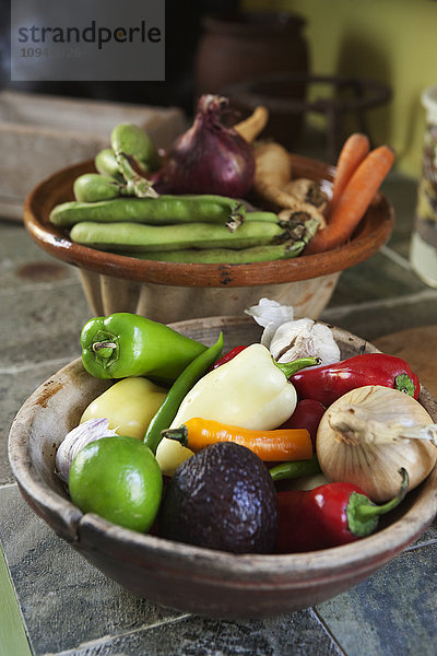 Verschiedene Früchte und Gemüse in einer Schale  Nahaufnahme