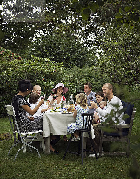 Familie beim Abendessen im Garten