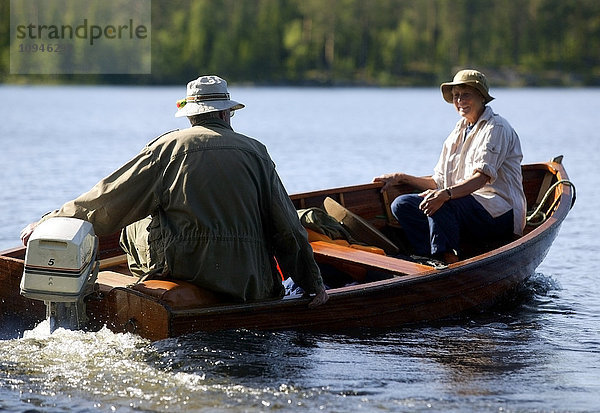 Senioren in einem kleinen Boot