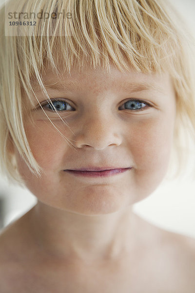 Porträt eines niedlichen lächelnden Mädchens