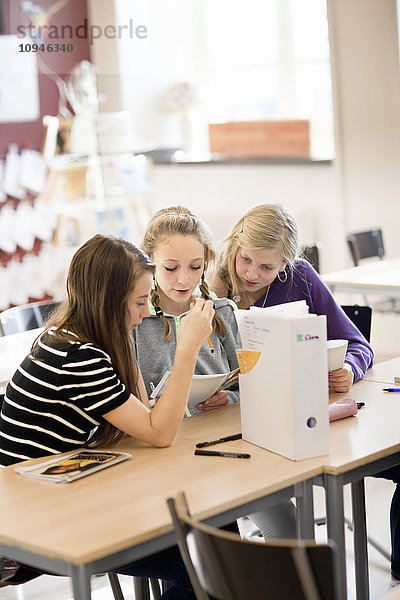 Drei Mädchen lernen im Klassenzimmer