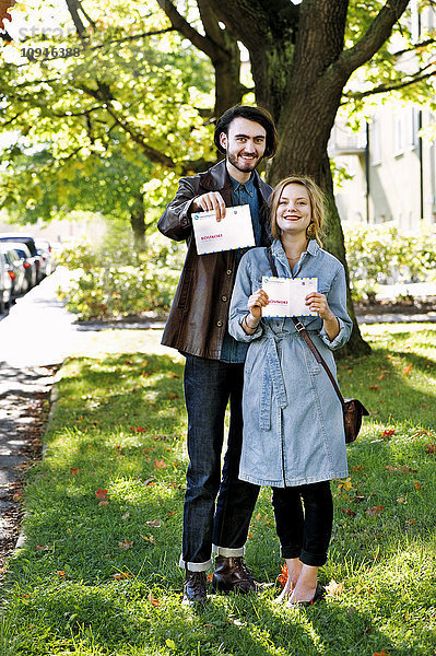 Junges Paar mit Stimmzetteln