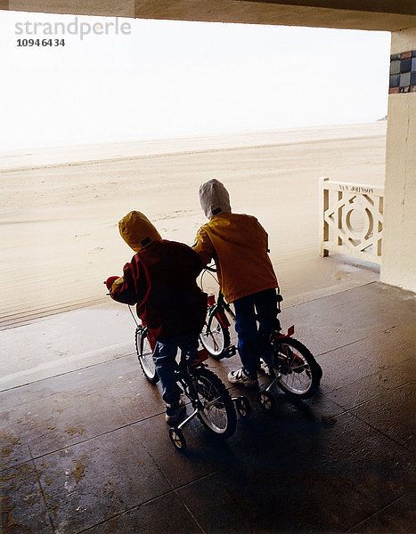 Kinder fahren Fahrrad