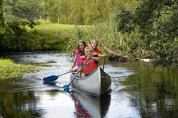 Kanufahren mit der Familie auf dem Fluss