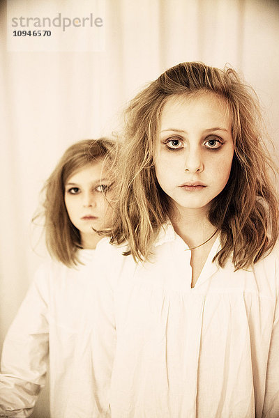 Porträt von zwei Mädchen mit Halloween-Make-up