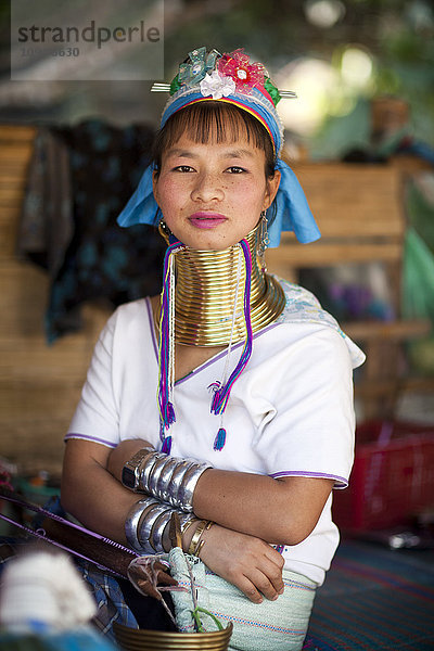 Junge Frau in traditioneller Kleidung  Porträt