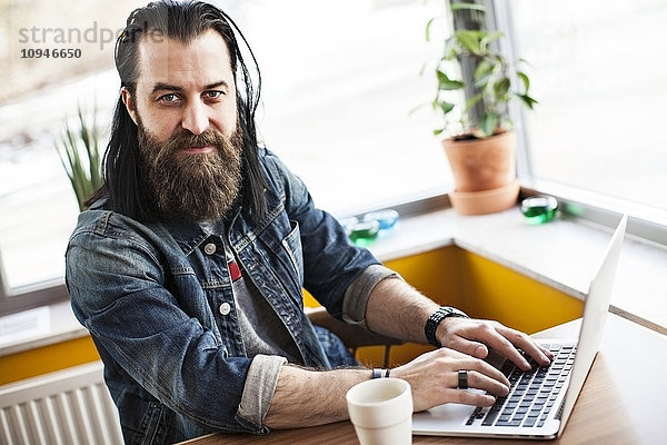 Porträt eines Mannes mit Laptop